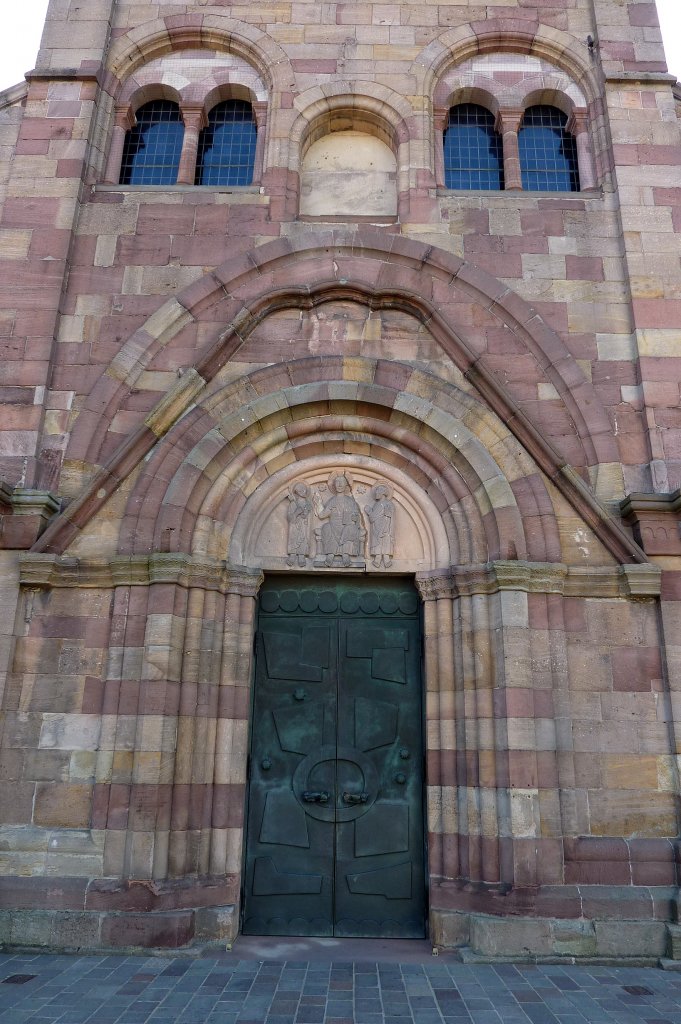 Schwarzach, der detailreiche Haupteingang der romanischen Klosterbasilika, Sept.2011