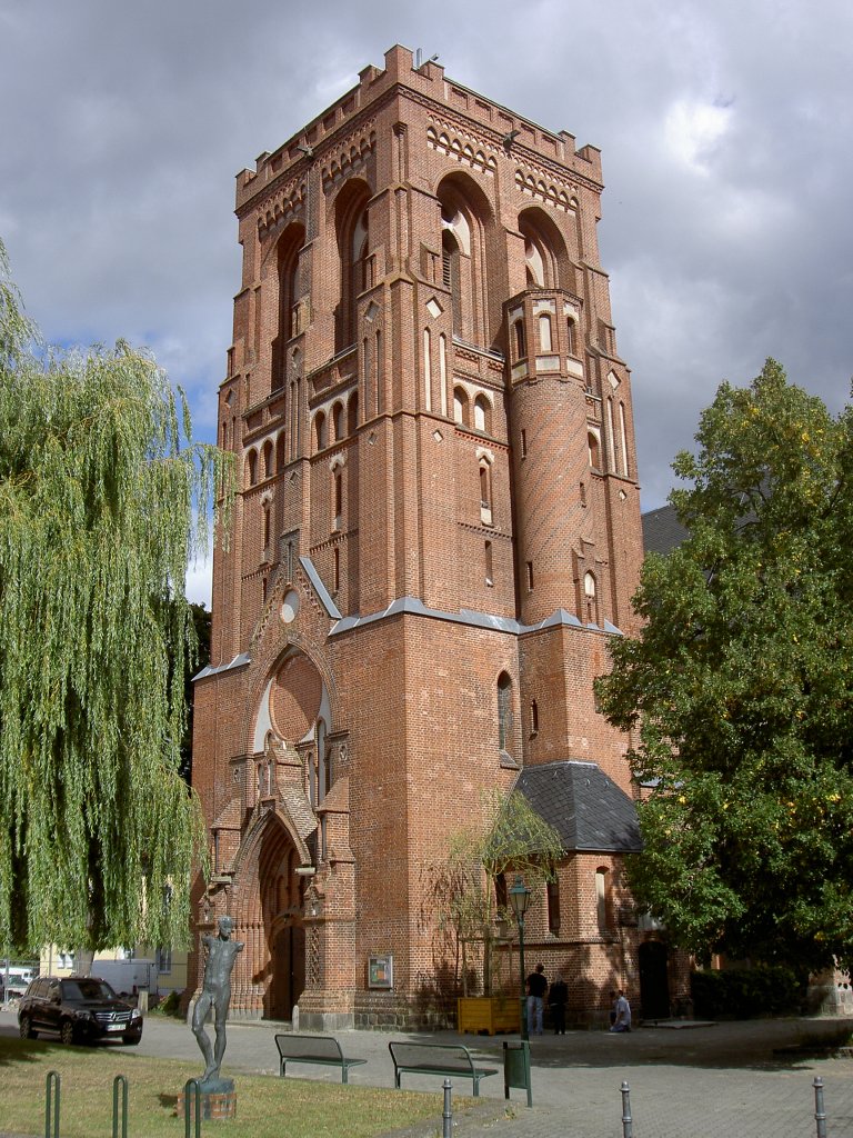 Schwedt/Oder, Ev. St. Katharinenkirche, erbaut von 1887 bis 1891, kreuzfrmiger 
Granitbau (19.09.2012)