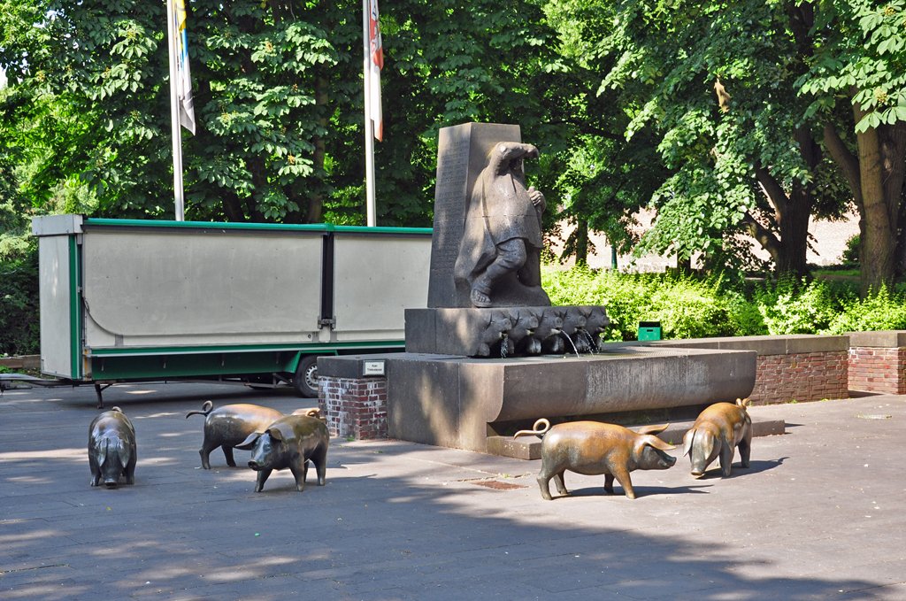  Schweinerei  in der Feste Zons, der  Schweinebrunnen  - 07.06.2010
Zons gehrt zu Dormagen. 