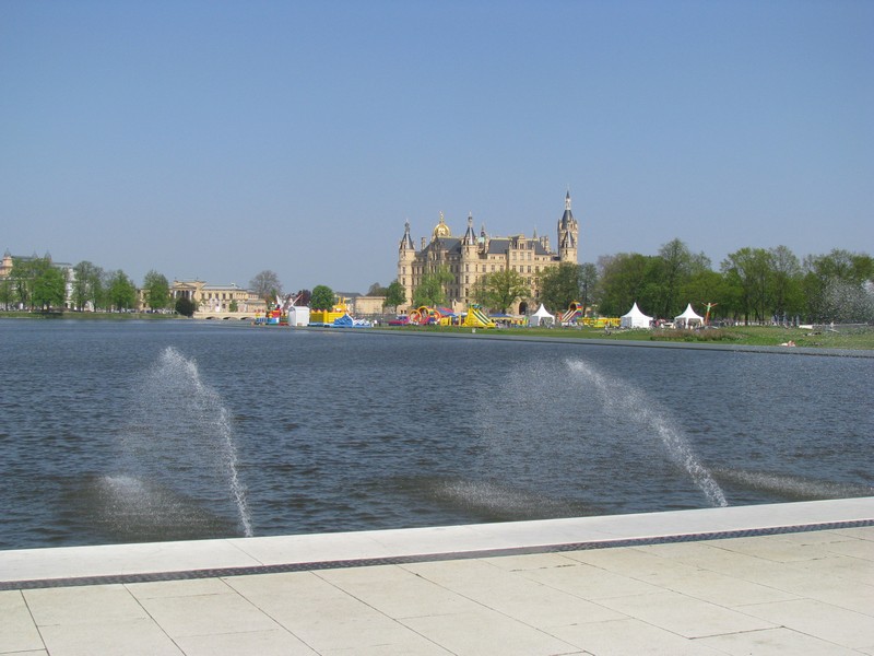 Schwerin; Blick vom Bertha-Klingenberg-Platz aus ber den Burgsee zum Schlo. Schwerin 23.04.2011