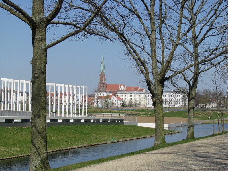 Schwerin; Blick vom ehem. BUGA-Gelnde zur Altstadt mit Dom und Staatskanzlei, 18.04.2010