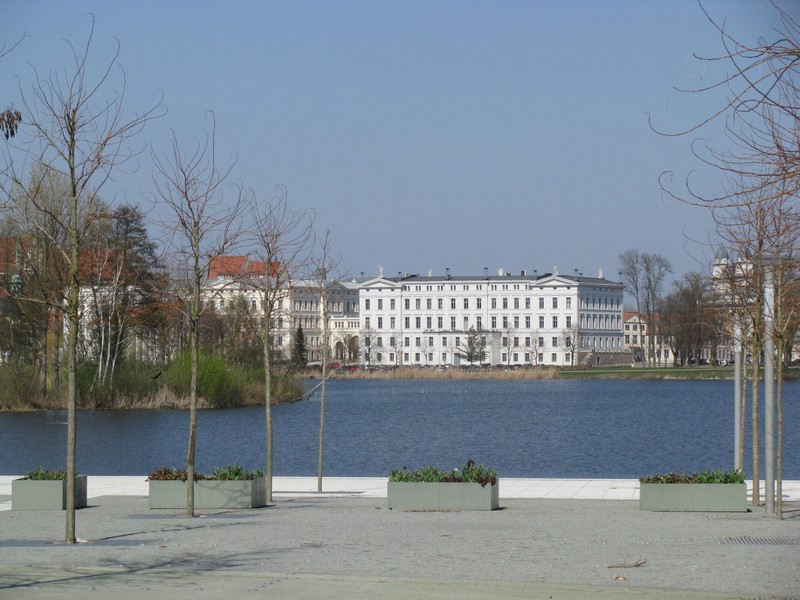 Schwerin; Blick ber den Burgseee zur mecklenburgischen Staatskanzlei 18.04.2010