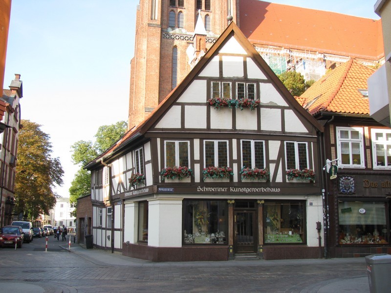 Schwerin, kleines fachwerkhaus an der Ecke Schmiedestrae/Bischofsstrae, 27.09.2009