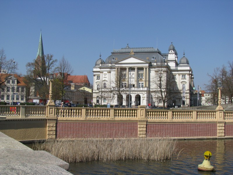 Schwerin; Mecklenburgisches Staatstheather, im Hintergrund ist der Dom zu sehen 18.04.2010