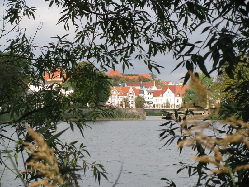 Schwerin [MV], Blick ber den Burgsee zur Kulisse der Feldstadt, Schwerin 16.09.2009