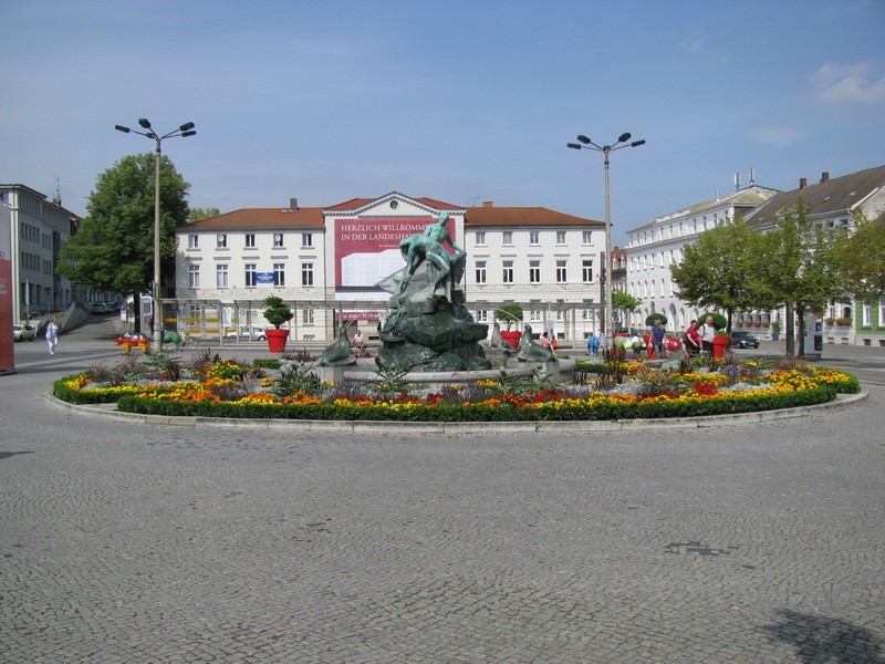 Schwerin [MV]; der Grunthalplatz (Bahnhofsvorplatz), Schwerin 15.08.2009