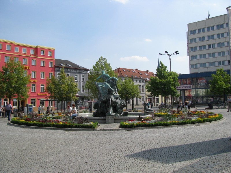 Schwerin [MV]; der Grunthalplatz (Bahnhofsvorplatz), Schwerin 15.08.2009