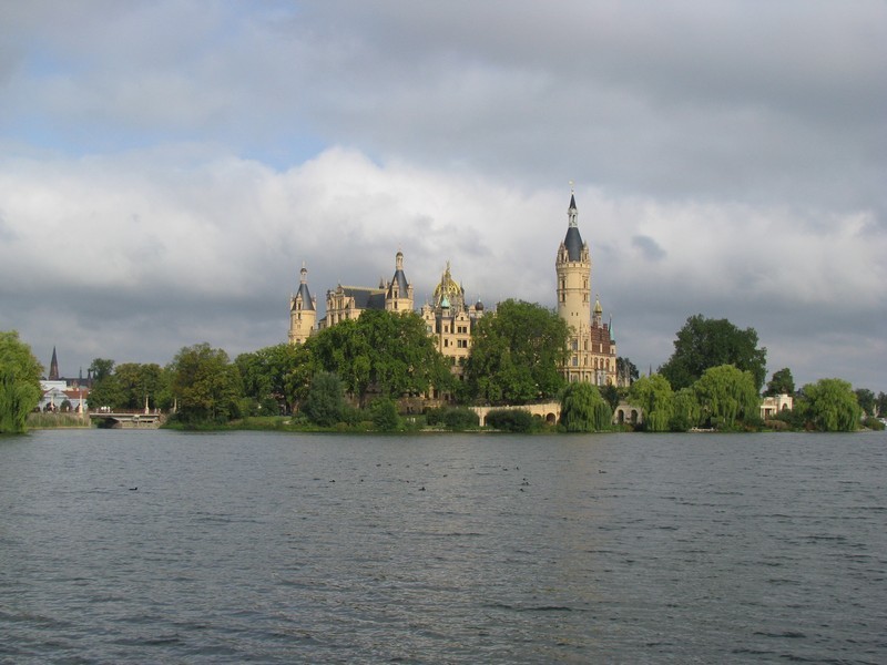 Schwerin [MV]; das Schweriner Schlo mit einer heraufziehenden dunklen Wolkenformation, Schwerin 16.09.2009