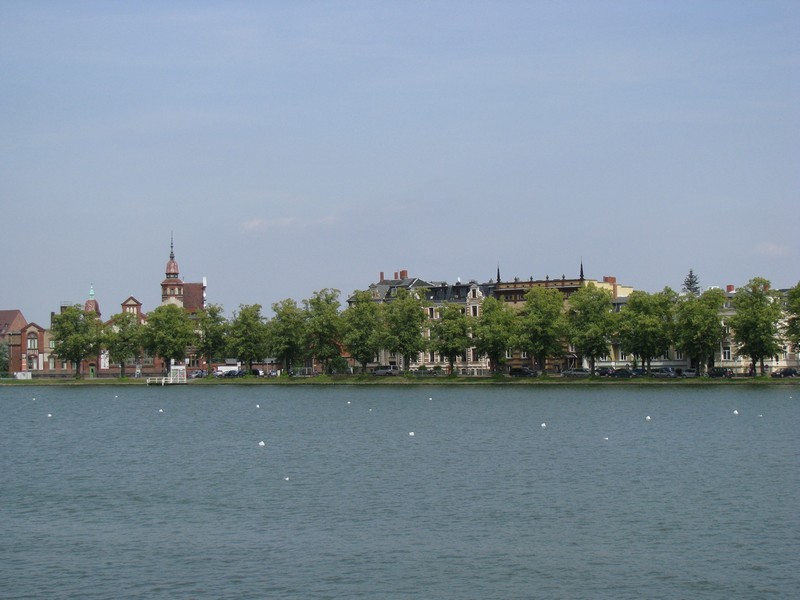 Schwerin [MV]; Westufer des Pfaffenteich mit ehemaligen E-Werk, heute Spielsttte des Mecklenburgischen Staatstheaters, Schwerin 15.08.2009