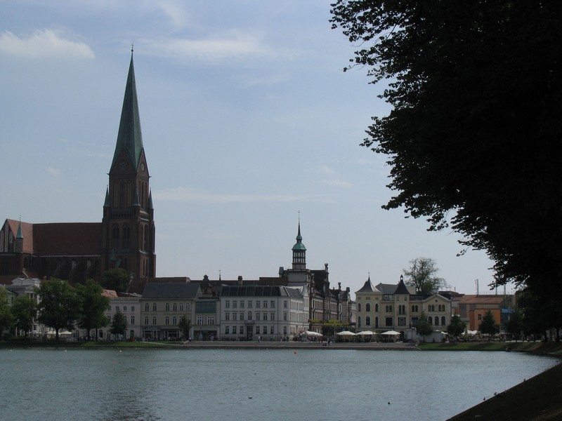 Schwerin; Pfaffenteich, Blick zum Sdwestufer mit dem Dom [15.08.2009]