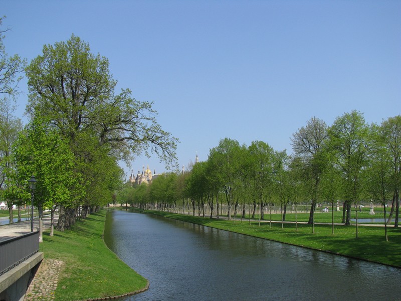 Schwerin; Schlopark, Blick ber den Kanal zum Schlo. Schwerin 23.04.2011