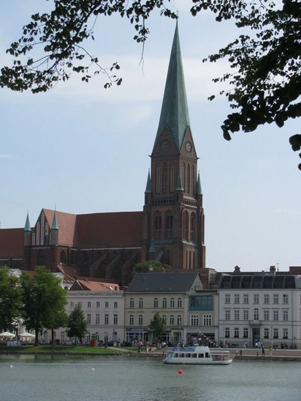 Schwerin; Westufer des Pfaffenteiches mit Dom 15.08.2009
