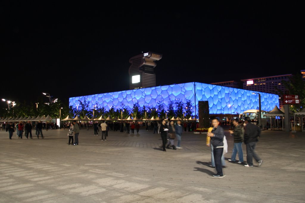 Schwimmhalle in der olympischen Stadt in Peking bei Nacht am 11.10.2010