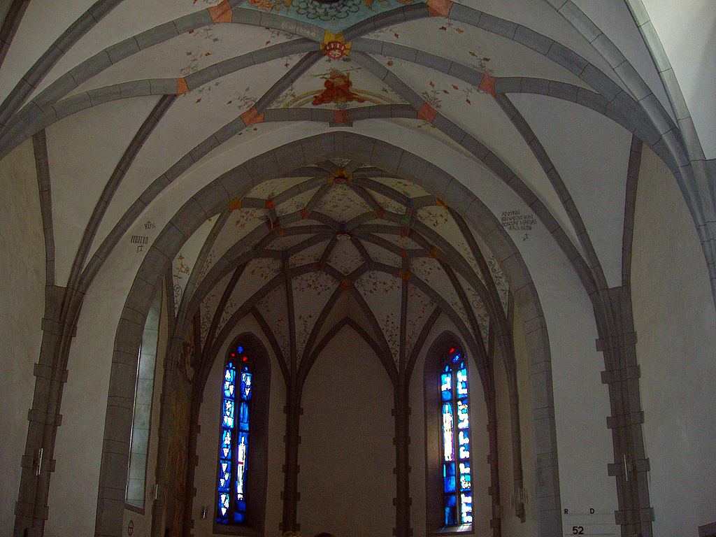 Scuol, ref. Kirche St. Georg (rtoromanisch Baselgia San Geer). Einschiffiges Langhaus und polygonaler Chor mit sptgotischem Netzgewlbe ab 1516. Fenster m. E. neu, 20. Jh. Aufnahme Richtung Osten vom 08. Aug. 2003, 10:57