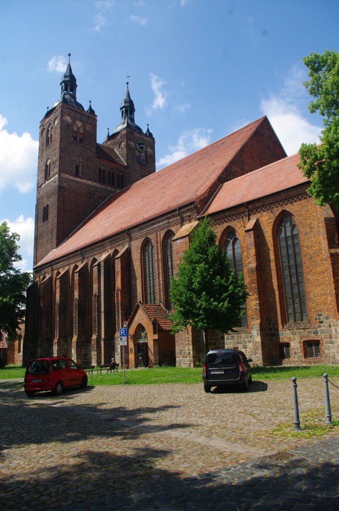 Seehausen, St. Petri Kirche, erbaut Ende des 12. Jahrhunderts, im 15. Jahrhundert 
im gotischen Stil umgebaut, Trme 65 Meter hoch (09.07.2012)