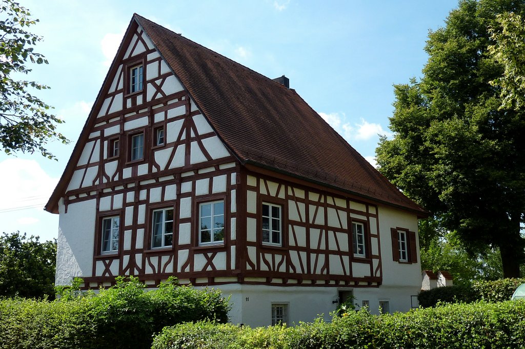 Seekirch, das Pfarrhaus mit schnem restauriertem Fachwerk, Aug.2012