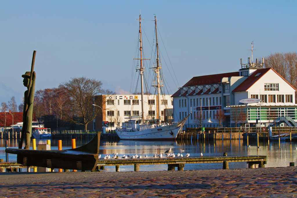 Segelschulschiff ,,Greif‘‘ am Liegeplatz in Wieck vorm Maritimen Jugenddorf (Majuwi) - 26.01.2012