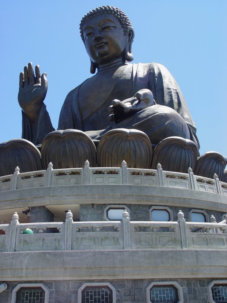 Segnend hebt die Buddhafigur die Hand. Am 03.07.2003 auf Lantau