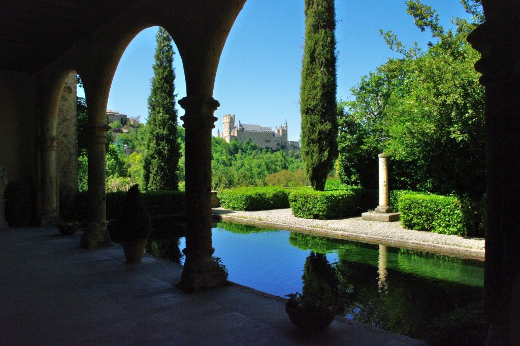 Segovia, Monasterio el Parral, Innenhof mit Blick auf Alcazar (21.05.2010)