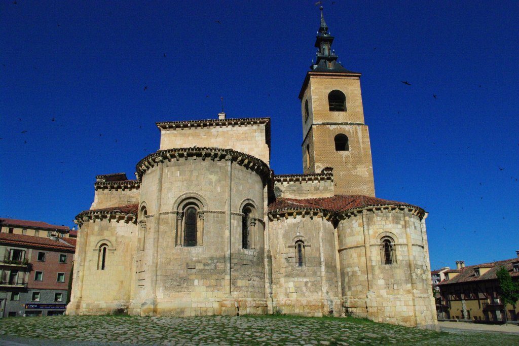 Segovia, San Millar Kirche, erbaut zwischen 1111 und 1123 mit 
drei Schiffen, Apsiden und Kreuzschiff (21.05.2010)