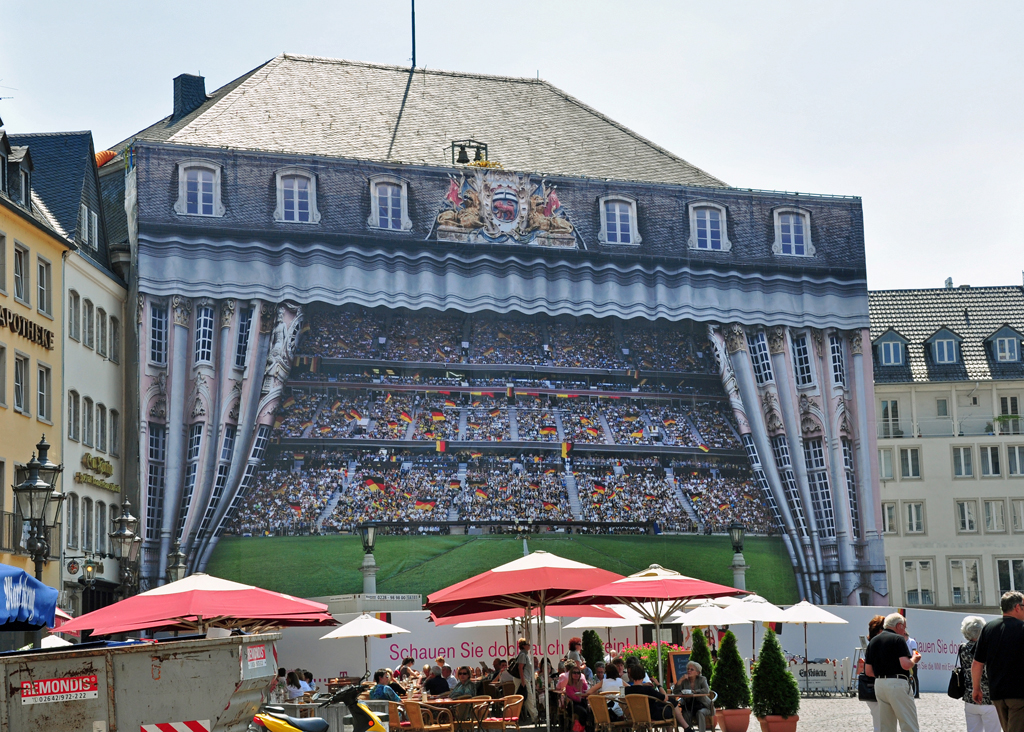Sehr gute Idee, die Bauarbeiten am Bonner Rathaus mit dieser aktuellen Fassadenverkleidung zu kaschieren - 23.06.2010
