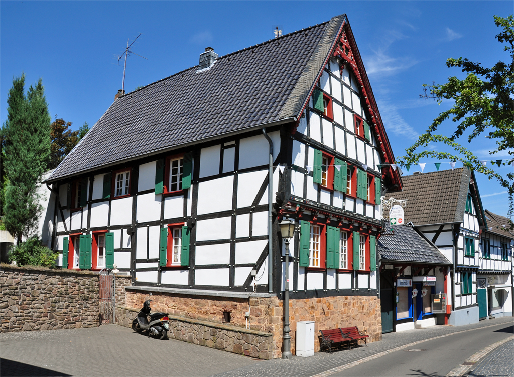 Sehr schn erhaltene Fachwerkhuser in der Kommener Innenstadt (Kreis Euskirchen) - 07.08.2010