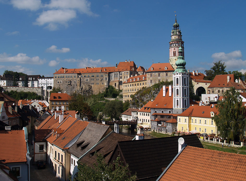 Seit 1992 auf der Liste der Weltkulturerbe der UNESCO bietet sich Česk Krumlov seinen Besuchern als Kleinod bhmischer Baukunst seinen Besuchern. In den vergangenen 2 Jahrzehnten wurde unglaublich viel restauriert und wiederhergestellt, die kurzen Entfernungen lassen eine Erkundung zu Fu, wie hier am 262.09.2009, nicht zur Strapaze ausarten. 