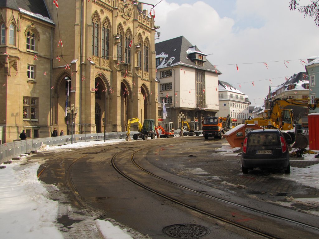 Seit dem 11.03.2013 wird zwischen Anger und Fischmarkt gebaut. Unter anderem wird auch der Fischmarkt vllig umgebaut. Wo sonst zahlreiche Straenbahnen durch die Innenstadt fahren, haben am 14.03.2013 nun die Baumaschinen die Oberhand bernommen.