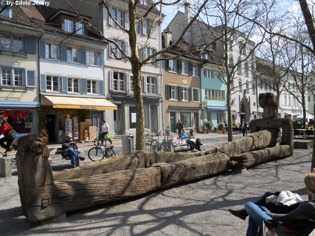 Seit vielen Jahren schon eine Attraktion fr Kinder im Graben... das herumturenen auf dem Holzmann. Am 19.4.2010 hatte es glcklicher weise keine turnende Kinder, so das man den Holzmann in seiner voller Grsse fotografieren konnte.