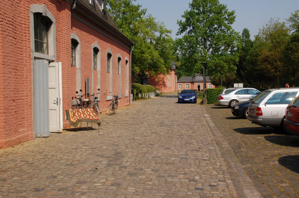 Seitenansicht des Nassauer Stall von Schlo Wickrath in Mnchengladbach Wickrath. Heute am Ostersonntag fand in ihm eine Ausstellung von Quillts statt die alle von privaten Nherinnen gefertigt worden sind. 24.4.2011