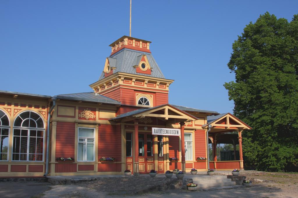 Seitenflgel des ehemaligen Hauptbahnhof Haapsalu in Estland.
Heute steht das Gebude unter Denkmal Schutz und beherbergt eine
Modellbahn und Eisenbahnsammlung.
Aufnahme 12.6.2011
