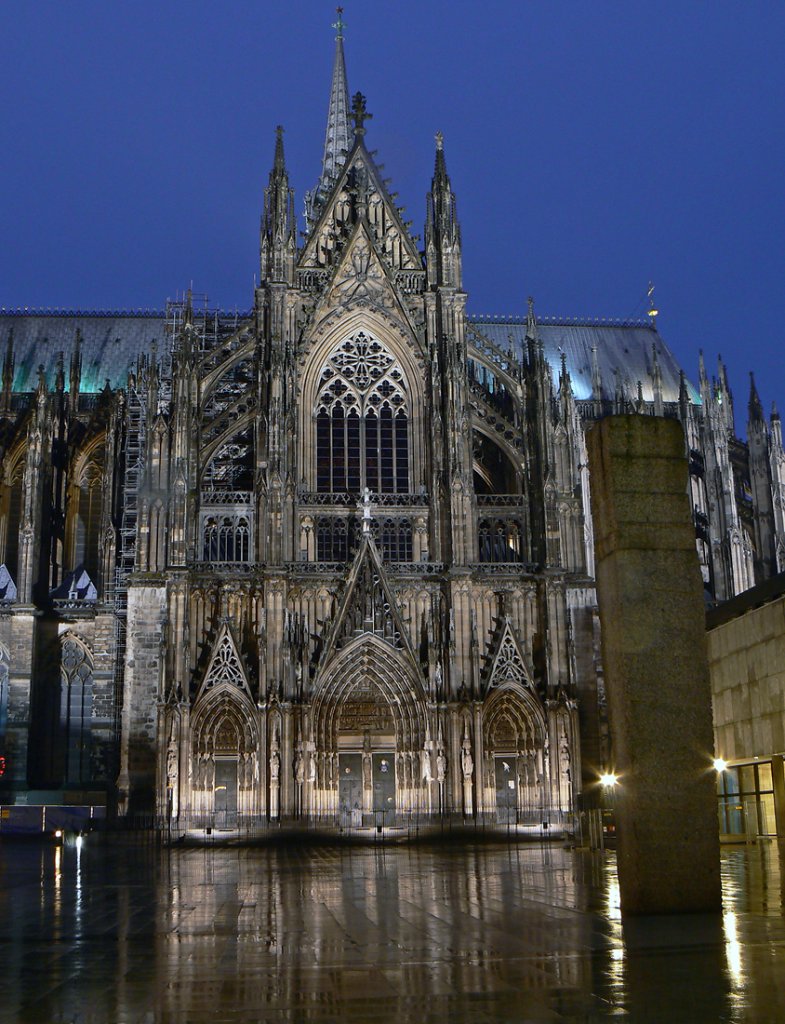 Seitenportal des Klner Doms , auch vom Roncalliplatz, nhe Rmisch-Germanisches Museum