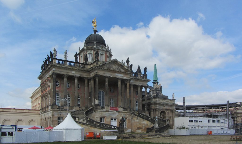 Seitlicher Blick auf das Alte Palais im Schlosspark Sanssouci in Potsdam.(15.8.2012)