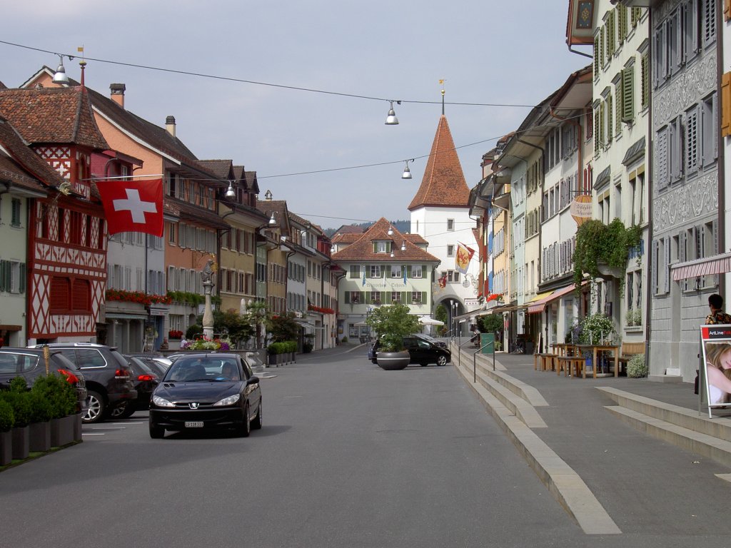 Sempach, Stadtstrae mit Fachwerkrathaus (06.09.2010)