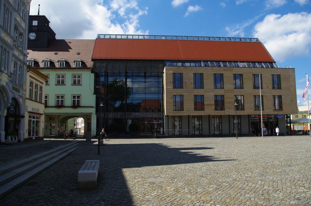 Senftenberg, Altes und neues Rathaus am Markt, erbaut 1998 (24.07.2011)