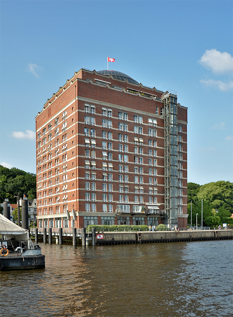 Seniorenresidenz  Augustinum , direkt an der Elbe in HH-Altona - 12.07.2013