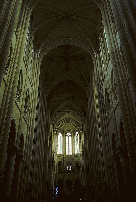 Senlis, Kathedrale Notre Dame, Mittelschiff nach Osten. Nach Brand von 1504 wurde der Bau oberhalb der frühgotischen Emporen um 6 m erhöht und spätgotisch, jedoch 6-teilig, eingewölbt. Jetzige Höhe 18 m. Aufnahme von Okt. 1995, HQ-Scan ab Dia.