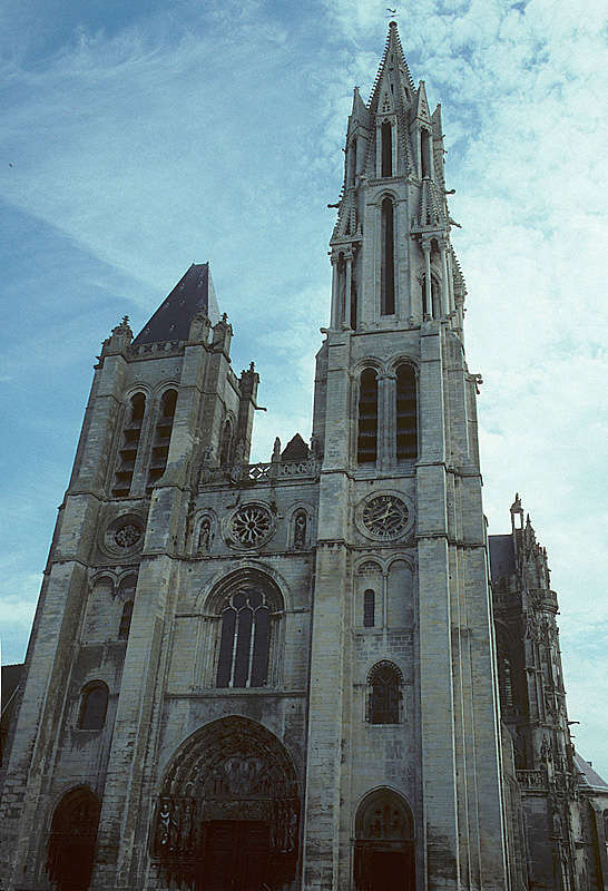 Senlis, Kathedrale Notre Dame, Westfassade, hauptschlich frhgotisch, 1153-1191. Oberer Teil des Sdturms (rechts) um 1250 aufgebaut: hochgotisch. Aufnahme von Okt. 1995, HQ-Scan ab Dia.