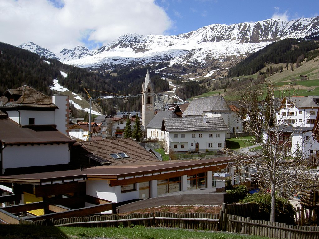 Serfaus, Ausblick auf die alte Pfarrkirche Unsere liebe Frau im Walde und neue 
Pfarrkirche Maria Himmelfahrt (28.04.2013)