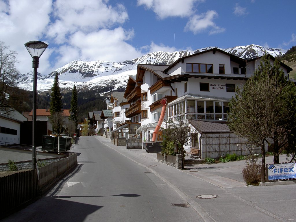 Serfaus, Huser und Hotels an der Dorfbahnstrae (28.04.2013)