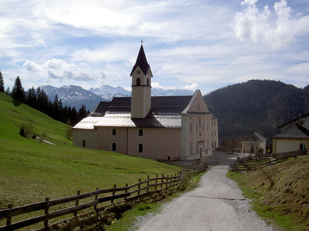 Servitenkloster Maria Waldrast bei Matrei, auf 1600 Meter Hhe am Fuss der Serles, 
Wallfahrtskirche erbaut 1465 (09.05.2013)