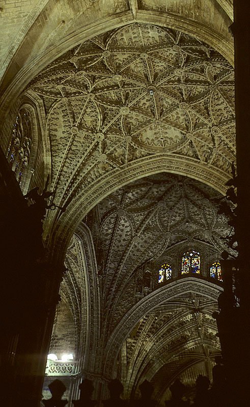 Sevilla, Catedral Santa Mara de la Sede. Kompliziertes Netzgewlbe in der gegenber Mittel- und Querschiff leicht erhhten Vierung. Nach deren Einsturz sptgotisch wieder aufgebaut. Aufnahme von Juni 1993, HQ-Scan ab Dia.