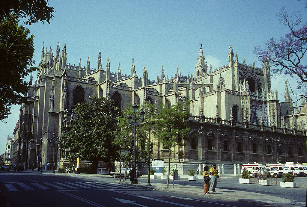Sevilla, Catedral Santa Mara de la Sede. Die gewaltigen Masse (115 x 76 m, innen) sind fast nicht wahrnehmbar. Aussenaufnahme von Sdwesten, Juni 1993, HQ-Scan ab Dia.
