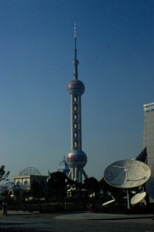 Shanghai im November 2002: Der Fernsehturm im Stadtteil Pudong