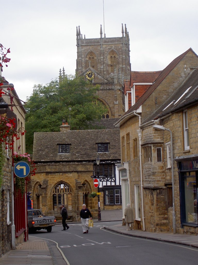 Sherborne, Long Street mit Blick auf St. John Kirche (28.09.2009)