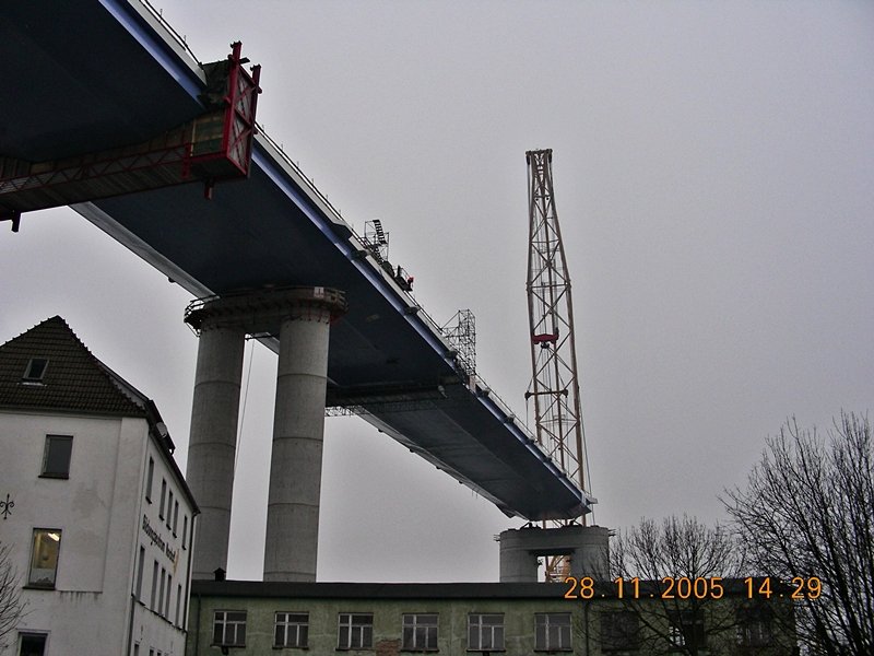 sieht fast aus wie paig, aber ein paar Zentimeter fehlen noch, Heben der schwersten Brckensektion, ber 900 to, beim Bau der neuen Rgenbrcke Stralsund