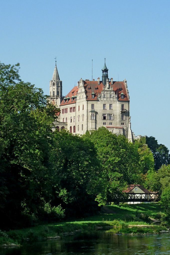 Sigmaringen, das Hohenzollernschlo auf einem Felsen 35m ber der Donau, beherbergt die grte private Waffensamlung in Europa, Aug.2012