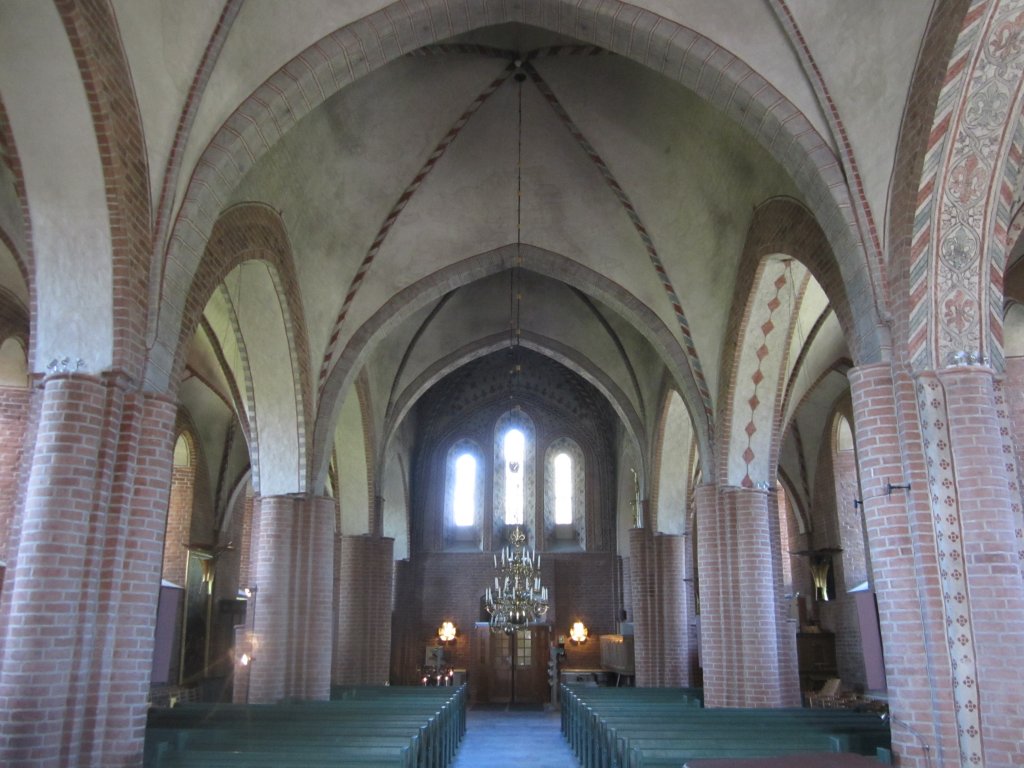 Sigtuna, St. Maria Kyrka, Altarschrein Lbecker Arbeit von 1480, Wandmalereien aus dem 15. Jahrhundert, Kanzel von 1647 (09.07.2013)