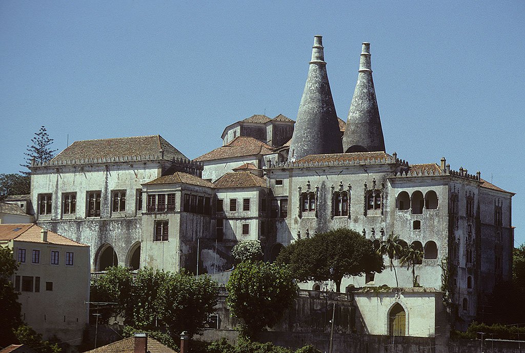 Sintra/Portugal, Kniglicher Palast, 15 Jh. Gotik: deutlich sichtbar beim Gebudetrakt links. Portugiesische Sondergotik/Manuelinik: typisch bei Gebudeteil rechts. Zwei markante Schornsteine. Aufnahme von Sep. 1991, HQ-Scan ab Dia.