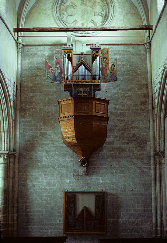 Sion/Sitten, Kirche Notre Dame-de-Valère, Schwalbennestorgel, Ende 14. Jh., eine der ältesten spielbaren Orgeln der Welt. Die bemalten Flügel um 1435 von Peter Maggenberg. Aufnahme von Juni 1983, HQ-Scan ab Dia.
